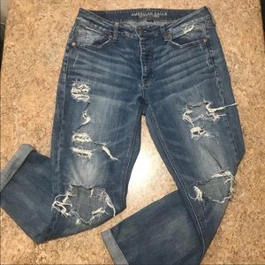 American Eagle distressed Tomgirl crop/capri